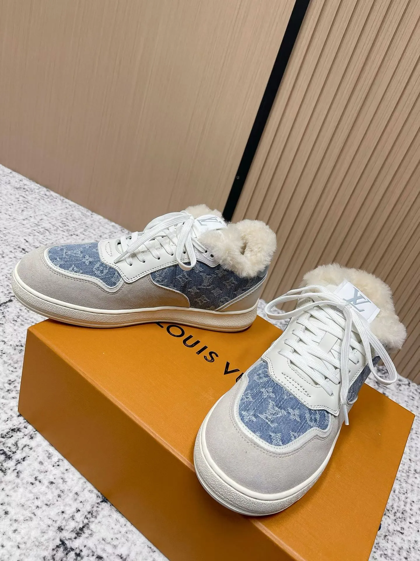 Men's shoes pP700! Top version Louis Vuiton Louis Vuitton sneakers casual shoes wool style‼ ️ LV Trainer sneakers are a classic idea inspired by retro basketball shoes by designer Virgil Abloh. This time, they are spliced ​​with smooth cow leather and Monogram embossed grained cow leather, and are embellished with Monogram flowers on the rubber outsole, reflecting a striking jump in one color! Fabric: Original imported first-layer cowhide Lining: Warm wool lining Bottom thickness: about 3cm Size: 35-41